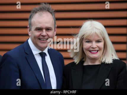 Joe McHugh (links), Minister für Bildung und Qualifikationen, und Mary Mitchell O'Connor, Staatsministerin für Hochschulbildung, beide Alumni der Universität, bei der offiziellen Eröffnung des neuen Gebäudes der School of Education mit 14.1 Millionen Euro an der Maynooth University, Co. Kildare. Stockfoto