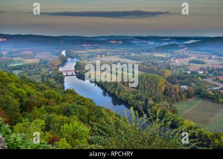 Fluss Dordogne und das Tal der Dordogne gesehen von Domme bei Sonnenaufgang, Frankreich Stockfoto