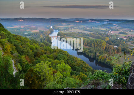 Fluss Dordogne und das Tal der Dordogne gesehen von Domme bei Sonnenaufgang, Frankreich Stockfoto