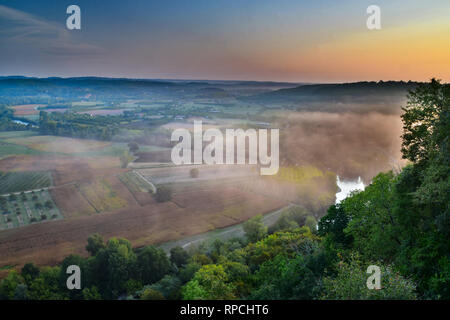 Fluss Dordogne und das Tal der Dordogne gesehen von Domme bei Sonnenaufgang, Frankreich Stockfoto