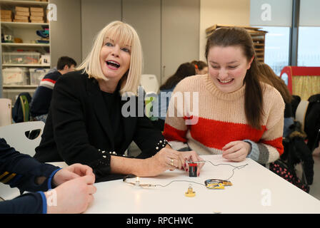 Die Staatsministerin für Hochschulbildung Mary Mitchell O'Connor, eine ehemalige Studentin der Universität, und die Studentin Sarah McMorrow bei der offiziellen Eröffnung des neuen, mit 14.1 Millionen Euro teuren Gebäudes der School of Education an der Maynooth University, Co. Kildare. Stockfoto