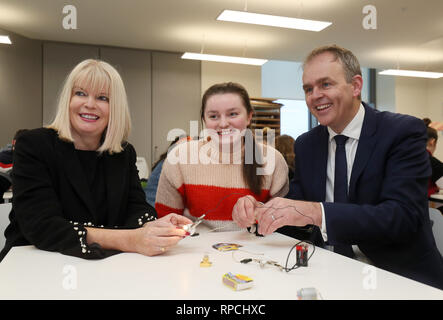 Der Minister für Bildung und Qualifikationen Joe McHugh (rechts) und die Staatsministerin für Hochschulbildung Mary Mitchell O'Connor, beide Alumni der Universität, mit der Studentin Sarah McMorrow (Mitte) bei der offiziellen Eröffnung des neuen, 14.1 Millionen Euro teuren Gebäudes der School of Education an der Maynooth University, Co. Kildare. Stockfoto