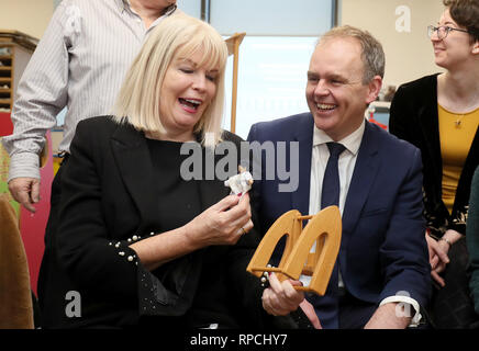 Minister für Bildung und Fähigkeiten Joe McHugh (rechts) und Staatsministerin für Hochschulbildung Mary Mitchell O'Connor, beide Alumni der Universität, bei der offiziellen Eröffnung des neuen 14.1 Millionen Euro-Gebäudes der School of Education an der Maynooth University, Co. Kildare. Stockfoto