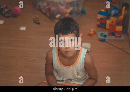 Porträt eines Jungen mit blauen Augen überrascht auf der Suche Stockfoto