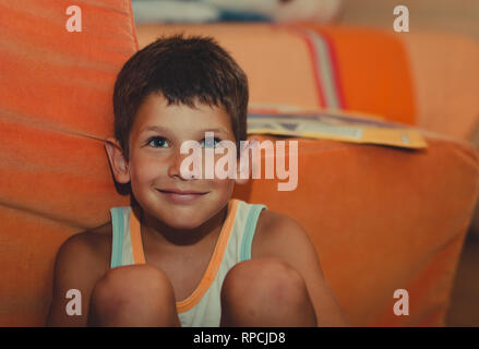 Porträt eines Jungen mit blauen Augen überrascht auf der Suche Stockfoto