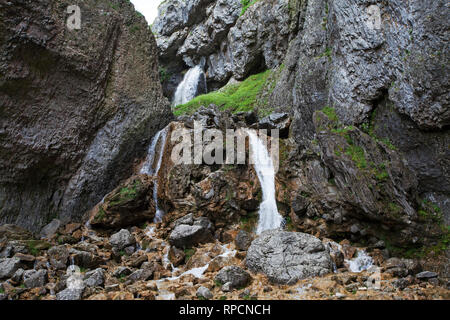 Wasserfälle Gordale Scar Kalkstein Schlucht in der Nähe von Malham Yorkshire Dales National Park Yorkshire England UK Juli 2016 Stockfoto