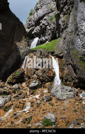 Wasserfälle Gordale Scar Kalkstein Schlucht in der Nähe von Malham Yorkshire Dales National Park Yorkshire England UK Juli 2016 Stockfoto