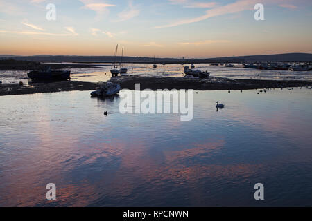 Boote bei Ebbe vor Sonnenaufgang Keyhaven Hafen Lymington und Keyhaven Sümpfe Hampshire und Isle of Wight Wildlife Trust finden Keyhaven Hampshire Stockfoto