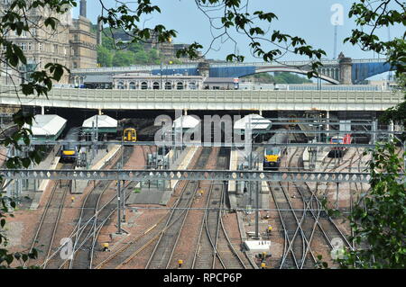 Edinburgh Waverly Bahnhof mit Zügen und Schienen Stockfoto