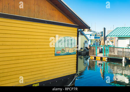 VICTORIA BC KANADA 12.02.2019: Victoria Inner Harbour, Fisherman's Wharf ist ein verborgener Schatz. Mit Bunten schwimmende Häuser, Geschenke, Lebensmittel und wild Stockfoto