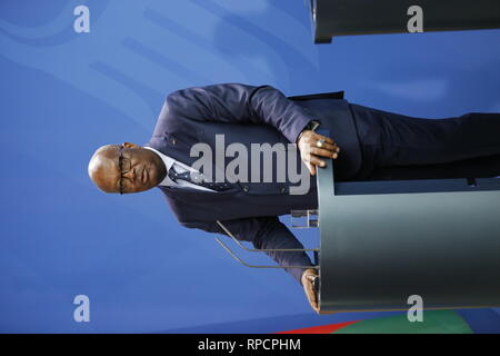 Berlin, Deutschland. 21 Feb, 2019. Präsident der Republik Burkina Faso, Roch Marc Kaboré auf der Pressekonferenz im Bundeskanzleramt. Quelle: Simone Kuhlmey/Pacific Press/Alamy leben Nachrichten Stockfoto