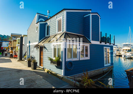 Haus auf dem Wasser. Wirtschaftlich, die in der überfüllten Stadt. Stockfoto