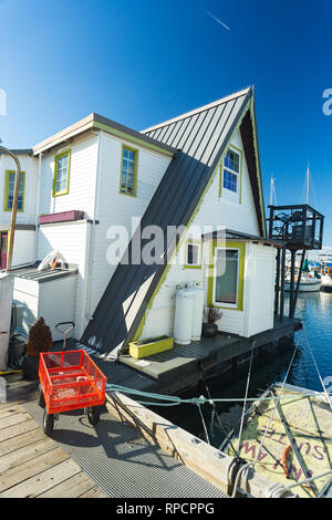 Haus auf dem Wasser. Wirtschaftlich, die in der überfüllten Stadt. Stockfoto