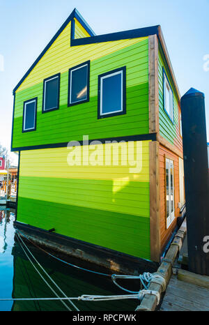 Haus auf dem Wasser. Wirtschaftlich, die in der überfüllten Stadt. Stockfoto