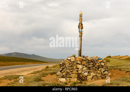 Mongolische Ovoo, Heilige Pass in der mongolischen Wüste Berge, Mongolei. Stockfoto