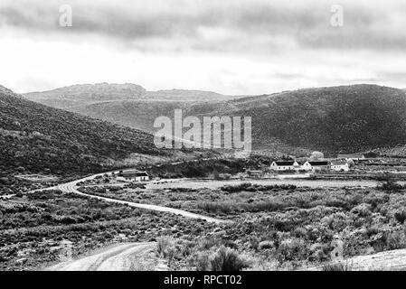 MATJIESRIVIER, SÜDAFRIKA, 27. AUGUST 2018: Blick auf die Büros der Matjiesrivier Naturschutzgebiet in den Cederberg Mountains. Schwarzweiß Stockfoto