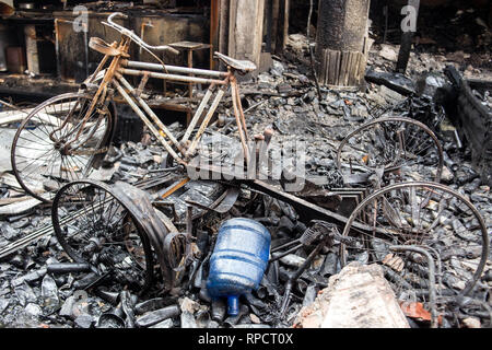 Dhaka, Bangladesch. 21 Feb, 2019. Bis jetzt mindestens 70 Menschen wurden in ein massives Feuer, verschlungen hat mehrere Hochhäuser bei Nanda Kumar Lane in der Chawkbazar Churihatta Bereich der Alten Dhaka getötet. Fast 10.00 Uhr Donnerstag, Dhaka Feuerwehr Zimmer offizielle Mizanur den Tod von 70 Menschen in der Presse bestätigt. Quelle: Md. Rakibul Hasan/Pacific Press/Alamy leben Nachrichten Stockfoto