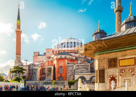 Blick auf die Hagia Sophia Museum vom Sultanahmet Park. Istanbul, Türkei - 28. September 2018. Stockfoto