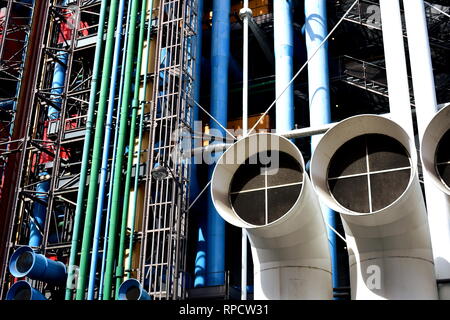 Centre Pompidou, farbenfrohe Fassade mit Rohren und Rohrleitungen. Paris, Frankreich, 12. Aug 2018. Stockfoto