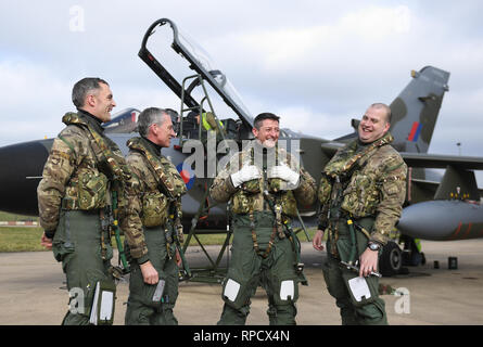 Chef der Luft Personal Air Chief Marshal Sir Stephen Hillier und RAF Marham station Commander Gruppe Kapitän Ian 'Kabine' Townsend teilen sich einen Witz mit Squadron Leader Chris Whitehair (links) und Wing Commander Matt Bressani (rechts) n ach sowohl Ihre letzten Flüge in einem Tornado GR4 vor der Flugzeuge in den Ruhestand folgenden Monat abschliessen. Stockfoto