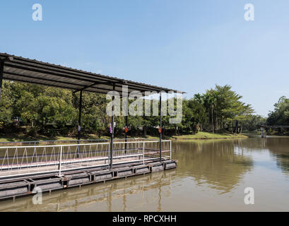 Metallrahmen Ponton schwimmt auf dem See des Behälters in der Forest Park. Stockfoto