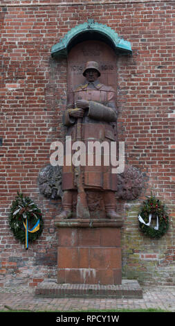 Statue von deutschen Soldaten, zum Gedenken an den Ersten Weltkrieg tot. Norden. Ostfriesland. Niedersachsen. Deutschland. Stockfoto