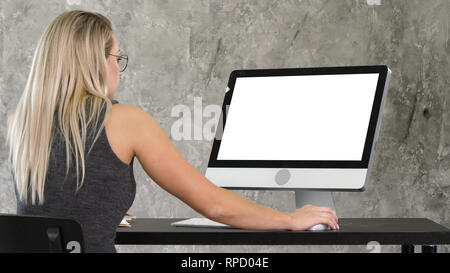 Blick auf den Bildschirm des Computers. Junge Freundliche Betreiber Frau reden und das Arbeiten am Computer. Weißes Display. Professionelle Aufnahme in 4K-Auflösung. Stockfoto