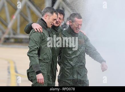 Chef der Luft Personal Air Chief Marshal Sir Stephen Hillier (rechts), RAF Marham station Commander Gruppe Kapitän Ian 'Kabine' Townsen und Squadron Leader Chris Whitehair (links) eine traditionelle Einweichen von Fire Crew nach Abschluss der letzten Flüge in einem Tornado GR4 vor der Flugzeuge in den Ruhestand folgenden Monat. Stockfoto