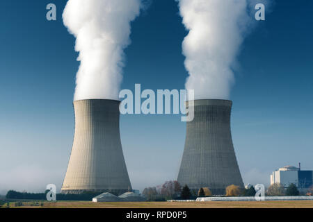 Zwei Kraftwerks Kühltürme dampfenden auf dunkelblauem Himmel Hintergrund Stockfoto