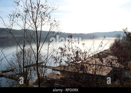 Essen, Nordrhein-Westfalen, Deutschland - Segelboot auf dem Baldeneysee in Essen im Winter, Essen, Nordrhein-Westfalen, Deutschland - Segelboot mit dem B Stockfoto