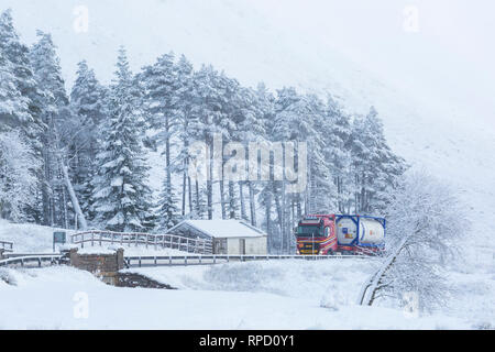 Fahrt entlang der A82 Straße an einem kalten Wintertag mit Schnee und Raureif an Rannoch Moor, Glencoe, Scottish Highlands, Schottland, UK im Januar Stockfoto