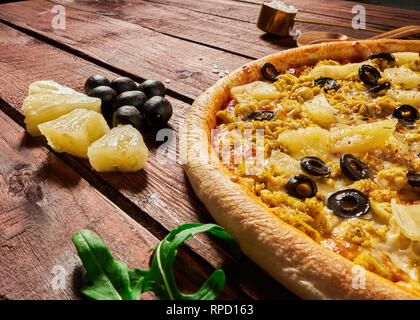 Pizza mit Ananas und Huhn Stockfoto