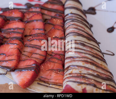 Köstliche Desserts Erdbeer Pfannkuchen mit Schokolade Nieselregen Stockfoto