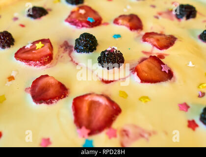 Leckere süße Pizza mit Erdbeeren und Sahne Stockfoto