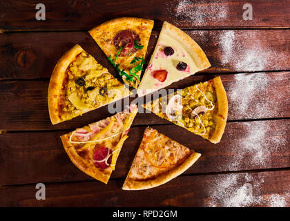 Viele verschiedene Arten von Pizza auf dem Tisch Stockfoto