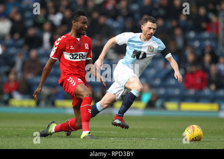 BLACKBURN, Großbritannien 17. FEBRUAR John Obi Mikel von Middlesbrough und Corry Evans von Blackburn Rovers während der Sky Bet Championship Match zwischen Blackburn Rovers und Middlesbrough im Ewood Park, Blackburn am Sonntag, 17. Februar 2019. (Credit: Mark Fletcher | MI Nachrichten) Stockfoto