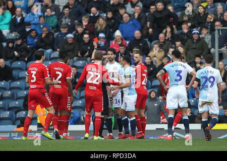 BLACKBURN, Großbritannien 17. FEBRUAR Schiedsrichter Darren Anleihe zeigt die Blackburn Rovers' Derrick Williams eine rote Karte während der Sky Bet Championship Match zwischen Blackburn Rovers und Middlesbrough im Ewood Park, Blackburn am Sonntag, 17. Februar 2019. (Credit: Mark Fletcher | MI Nachrichten) Stockfoto