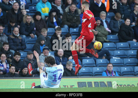 BLACKBURN, Großbritannien 17. FEBRUAR Charlie Mulgrew der Blackburn Rovers packt Lewis Flügel von Middlesbrough während der Sky Bet Championship Match zwischen Blackburn Rovers und Middlesbrough im Ewood Park, Blackburn am Sonntag, 17. Februar 2019. (Credit: Mark Fletcher | MI Nachrichten) Stockfoto