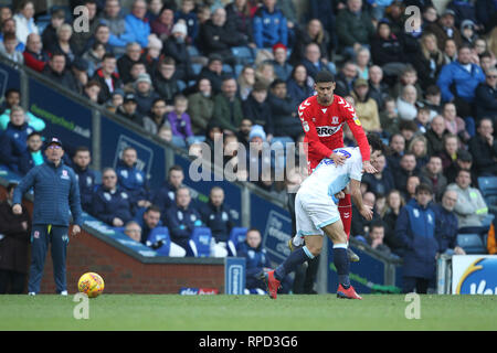 BLACKBURN, Großbritannien 17. FEBRUAR Ashley Fletcher von Middlesbrough Schlachten mit Lewis Travis von Blackburn Rovers während der Sky Bet Championship Match zwischen Blackburn Rovers und Middlesbrough im Ewood Park, Blackburn am Sonntag, 17. Februar 2019. (Credit: Mark Fletcher | MI Nachrichten) Stockfoto
