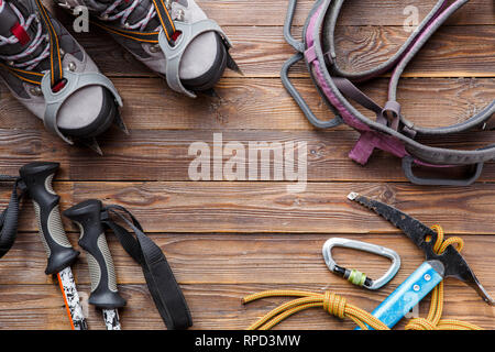 Bild oben auf Skistöcke, Stiefel, greift auf hölzernen Hintergrund Stockfoto
