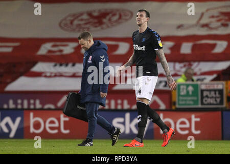 SHEFFIELD, UK, 13. Februar Aden Flint von Middlesbrough verlässt das Feld während des Sky Bet Championship Match zwischen Sheffield United und Middlesbrough an Bramall Lane, Sheffield verletzt am Mittwoch, 13. Februar 2019. (Credit: Mark Fletcher | MI Nachrichten) Stockfoto