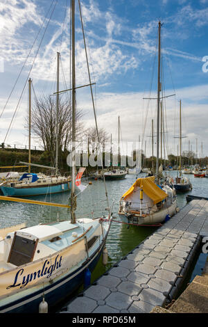Segeln Boote auf der Lydney Canal, wo es mit dem Fluss Severn. Stockfoto