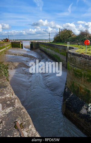 Ebbe in den letzten Becken der Lydney Canal, wo Sie auf den Fluss Severn. Stockfoto