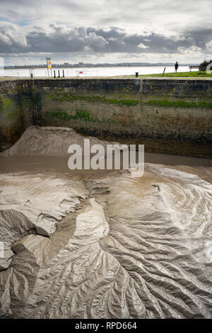 Ebbe in den letzten Becken der Lydney Canal, wo Sie auf den Fluss Severn. Stockfoto