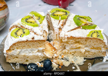 Hausgemachte Kuchen mit Kiwi Slices auf Tabelle Stockfoto