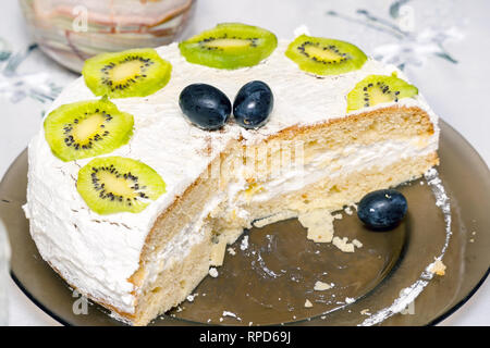 Hausgemachte Kuchen mit Kiwi Slices auf Tabelle Stockfoto