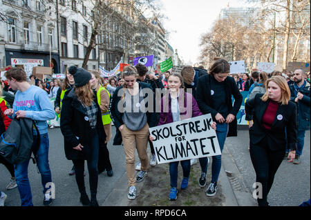 Die Teenager schwedischen Aktivistin Greta Thunberg gesehen hält ein Plakat von Anuna De Wever Hauptorganisator der Protest während der Demonstration begleitet. Zum siebten Mal in Folge den belgischen Studenten der Schule für eine bessere Klimapolitik zu demonstrieren übersprungen. Dieses Mal die Demonstration mit der Beteiligung und Unterstützung der Teenager schwedischen Aktivistin Greta Thunberg zählt. Die Teenager schwedische Aktivist ging auf eine Schule Streik im August 2018, jede Woche protestieren außerhalb des Parlaments ihres Landes auf den Klimawandel zu ziehen. Stockfoto