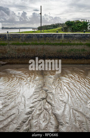 Ebbe in den letzten Becken der Lydney Canal, wo Sie auf den Fluss Severn. Stockfoto