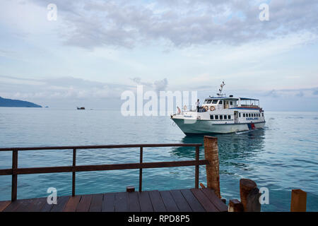 Ankunft der Fähre auf dem Steg des Panuba Inn Resort in Tioman Insel, Malaysia Stockfoto