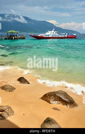 Ankunft der Fähre auf dem Steg des Panuba Inn Resort in Tioman Insel, Malaysia Stockfoto